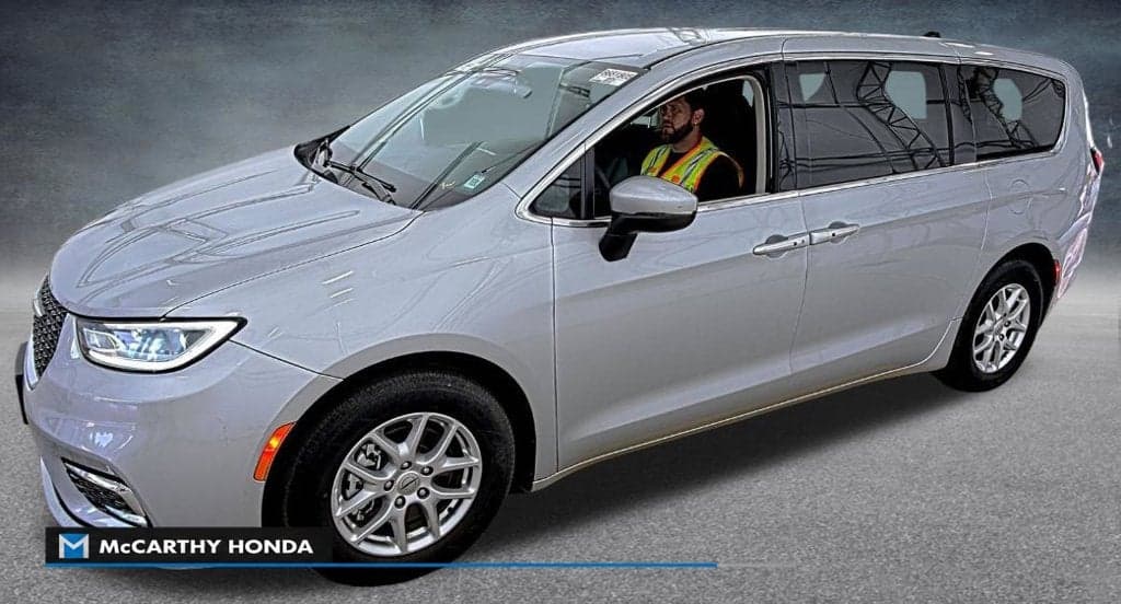 2023 Chrysler Pacifica Touring L — photo 1 of 5