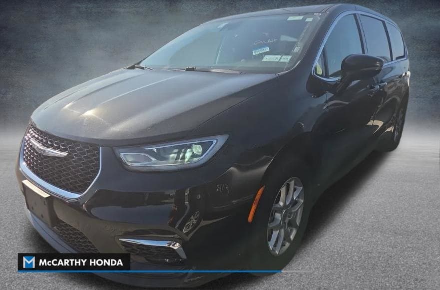 2024 Chrysler Pacifica Touring L — photo 1 of 5