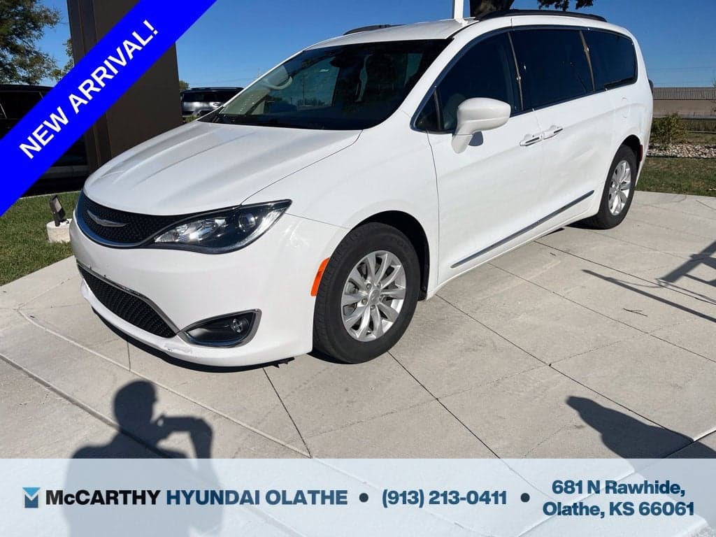 2017 Chrysler Pacifica Touring-L — photo 1 of 5