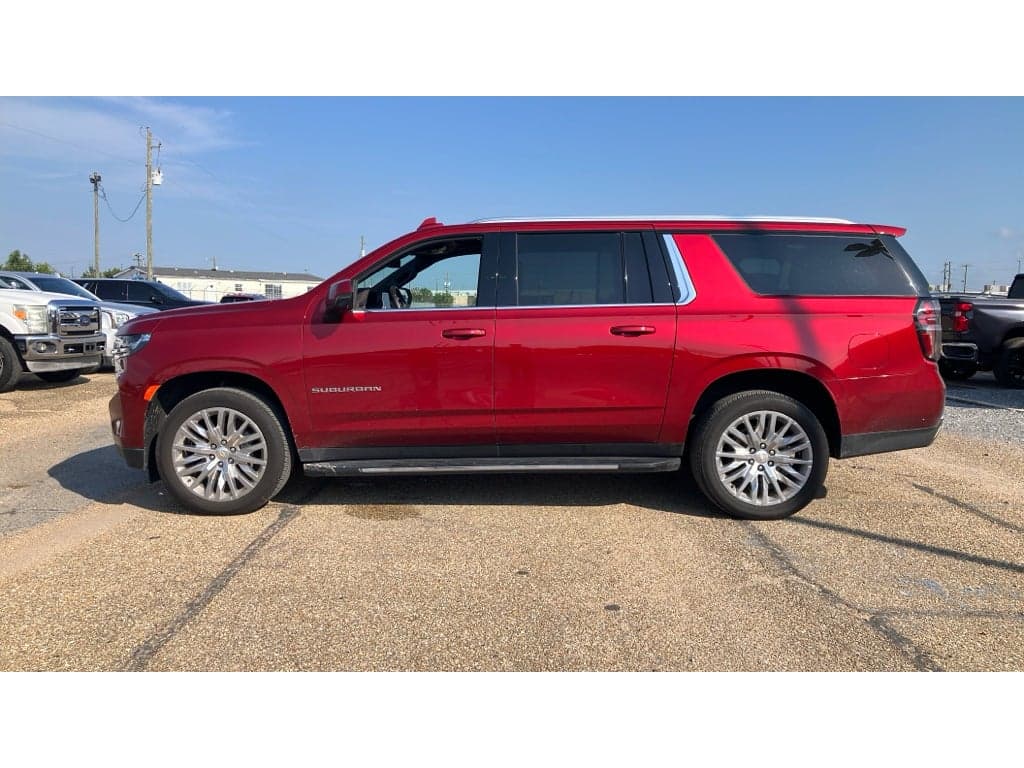 2023 Chevrolet Suburban LT — photo 1 of 5