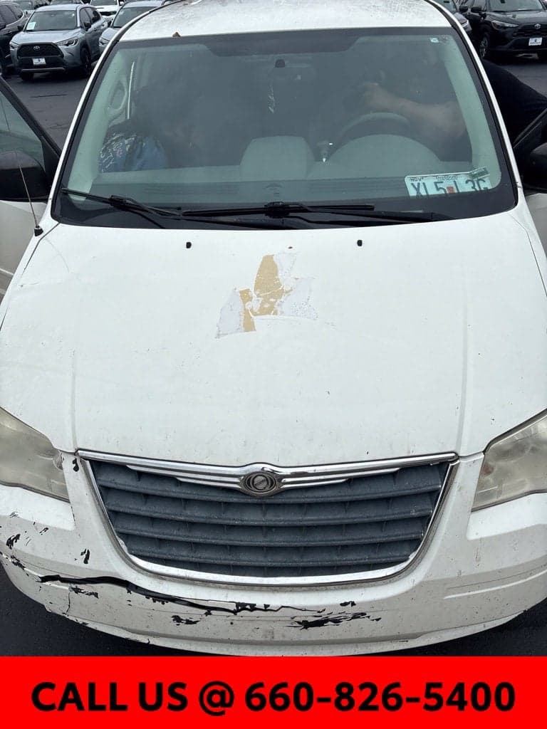2010 Chrysler Town & Country LX — photo 1 of 5
