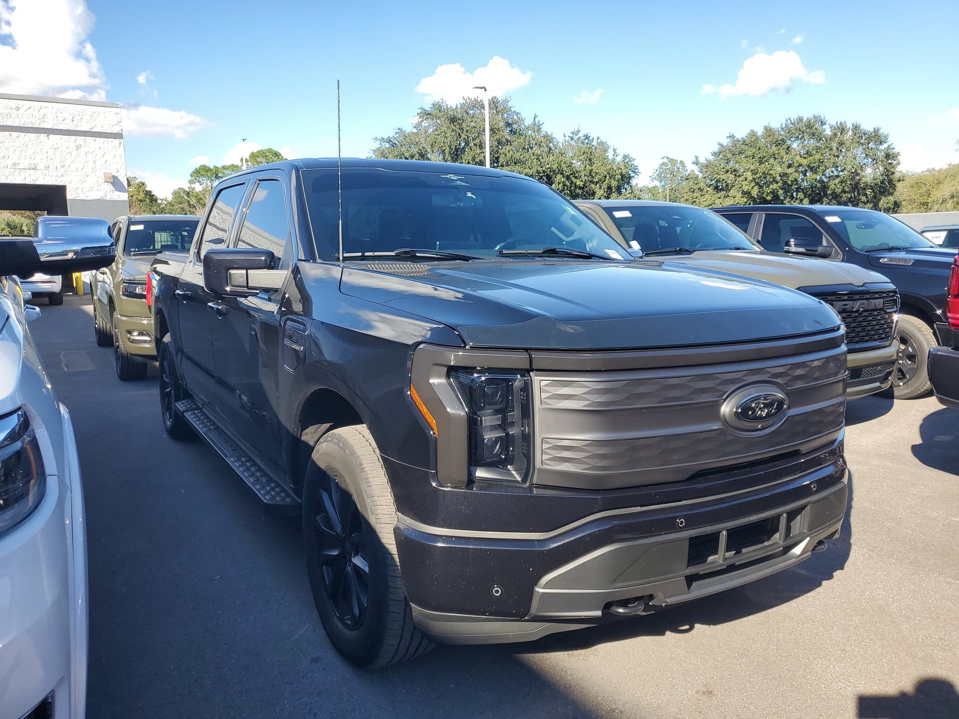 2023 Ford F-150 Lightning LARIAT — photo 1 of 5