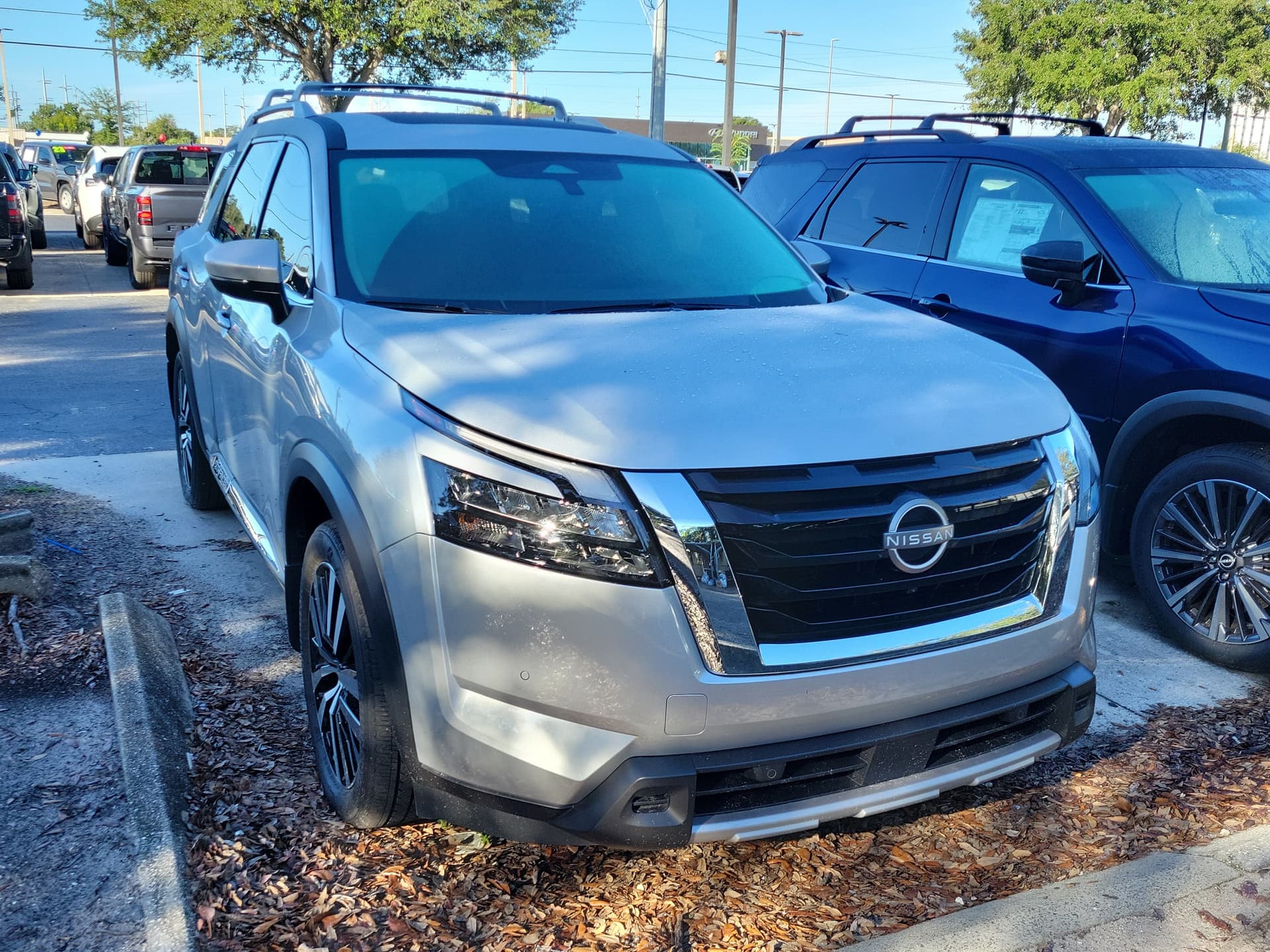 2025 Nissan Pathfinder Platinum — photo 1 of 21