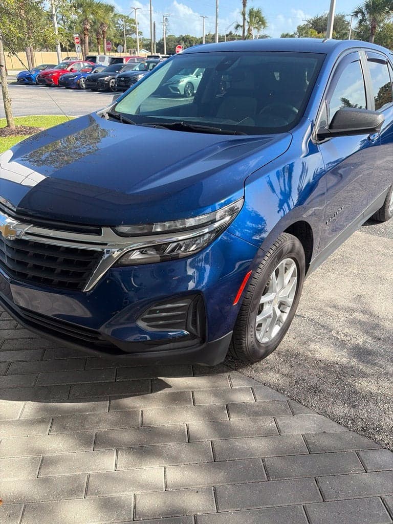 2022 Chevrolet Equinox LS — photo 1 of 5