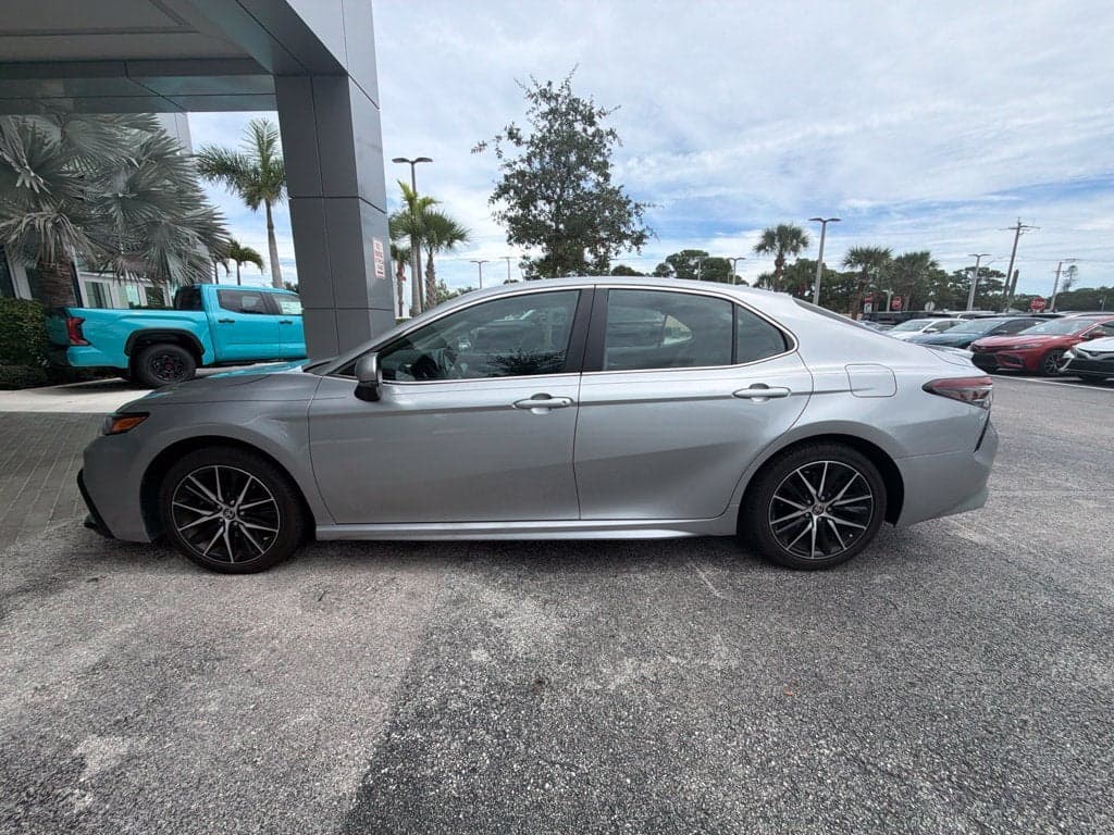2024 Toyota Camry SE — photo 1 of 9