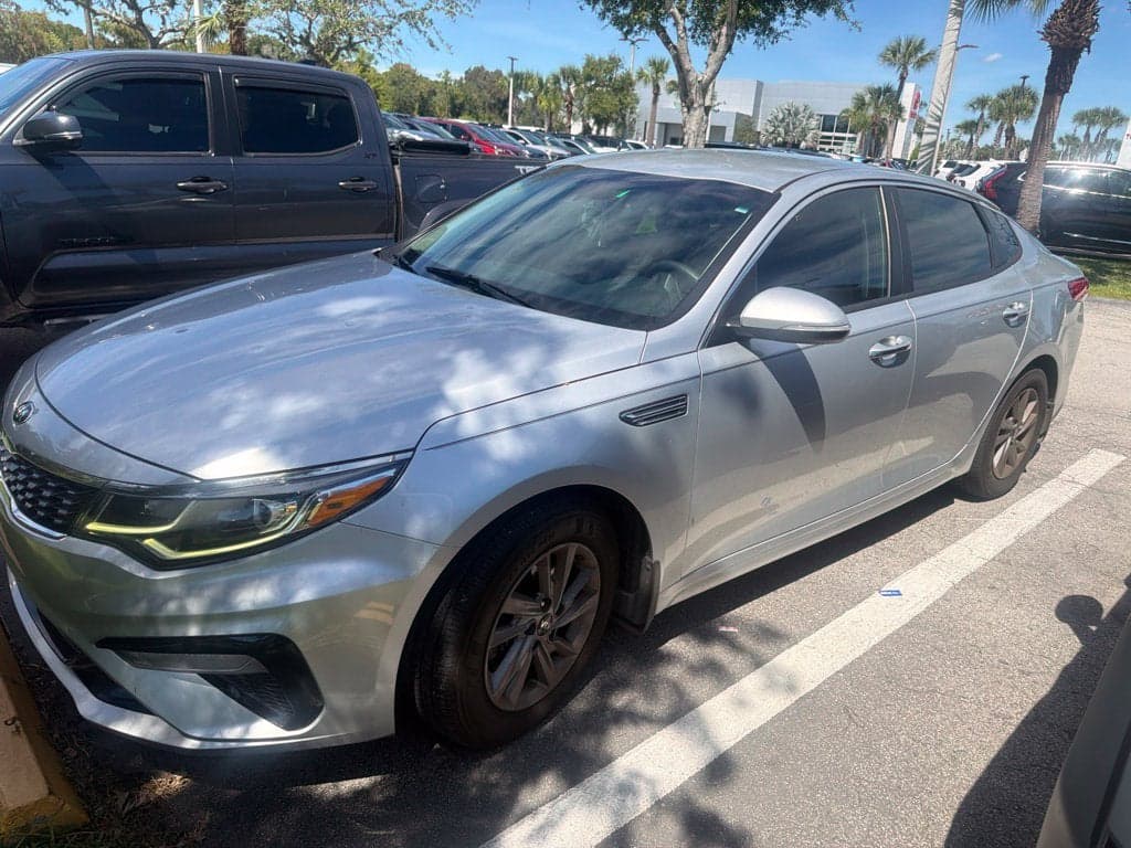 2020 Kia Optima LX — photo 1 of 16