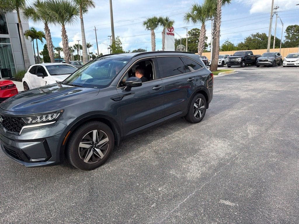 2021 Kia Sorento S — photo 1 of 14