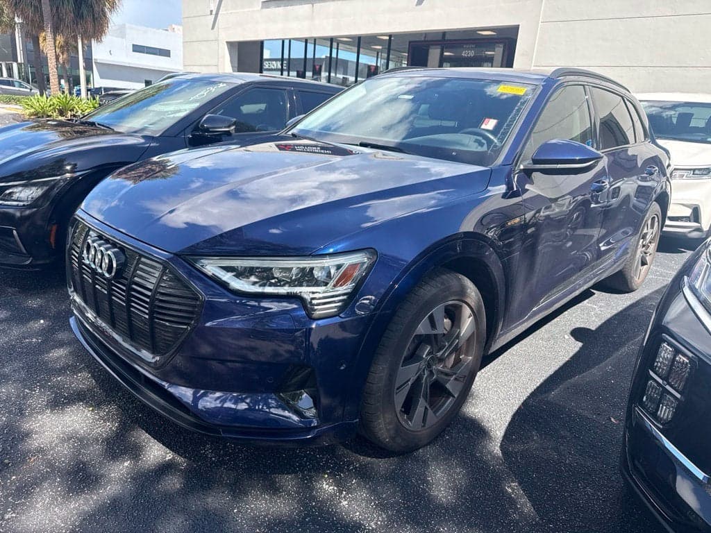 2021 Audi e-tron Premium — photo 1 of 5