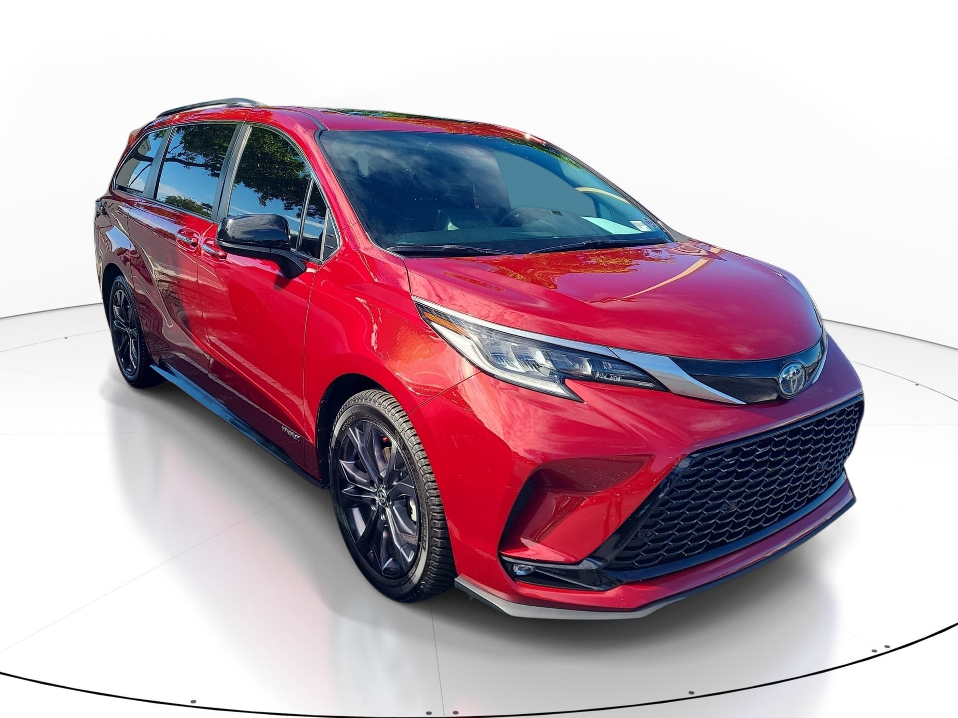 2021 Toyota Sienna XSE — photo 1 of 10