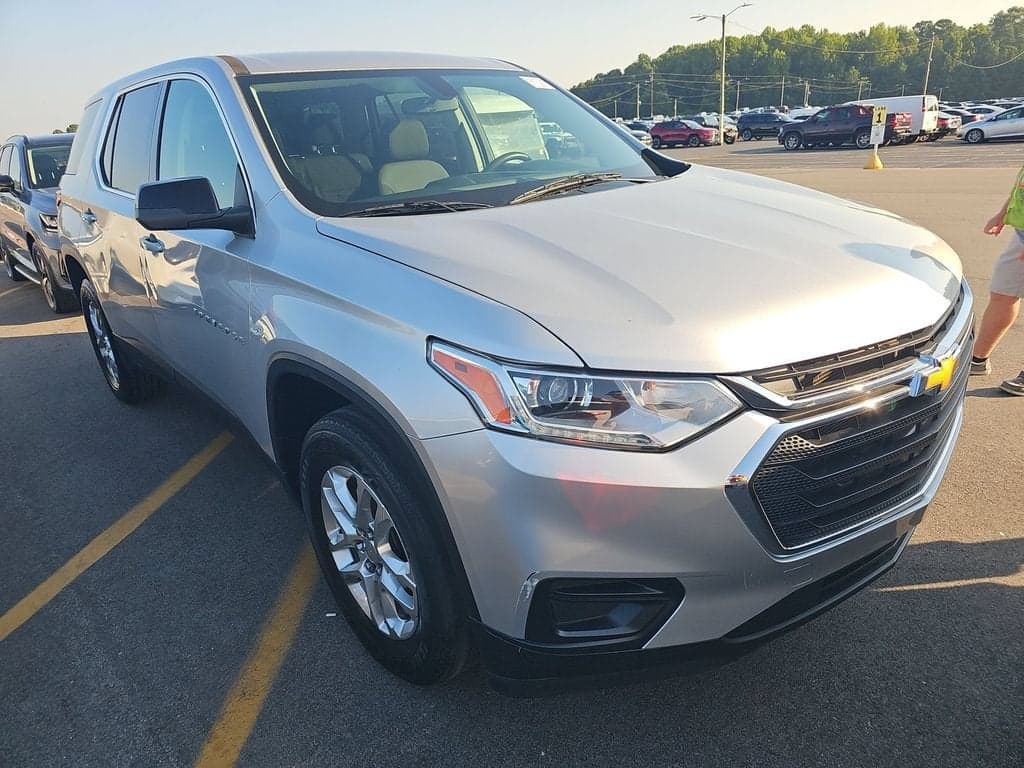 2021 Chevrolet Traverse LS — photo 1 of 8