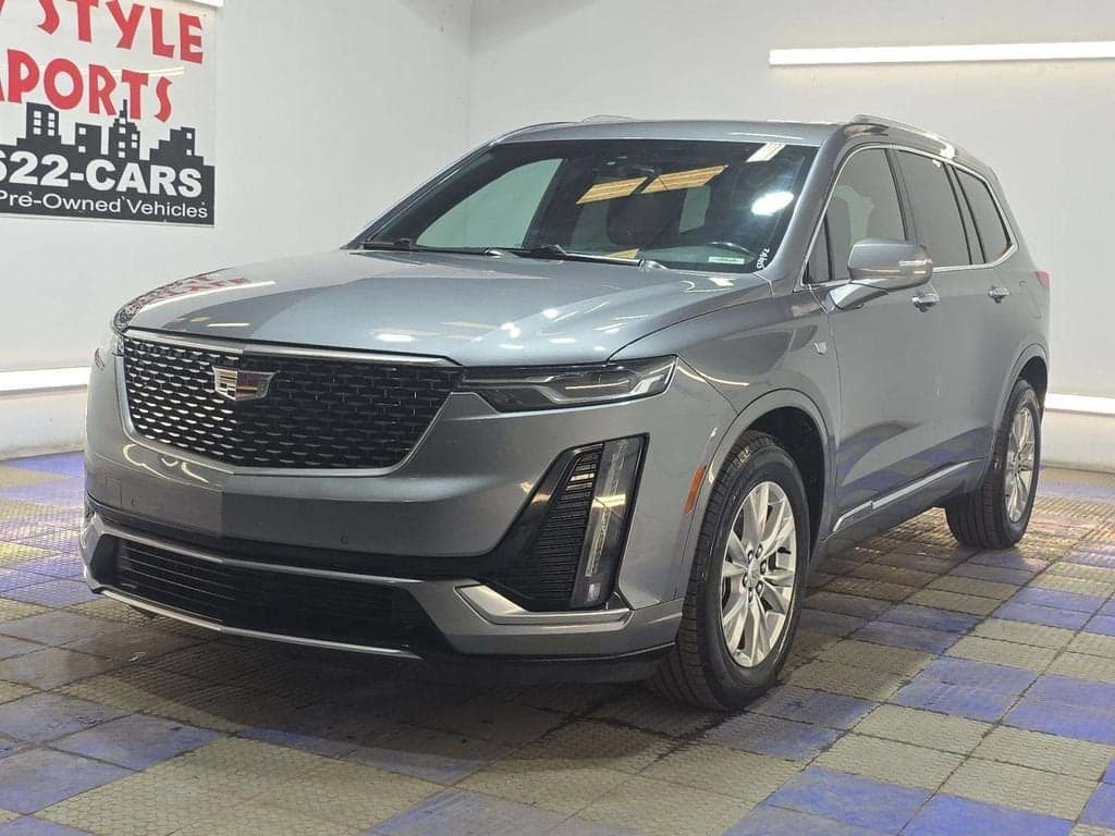 2022 Cadillac XT6 Luxury — photo 1 of 7