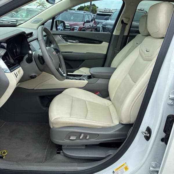 2022 Cadillac XT6 Premium Luxury — photo 1 of 10