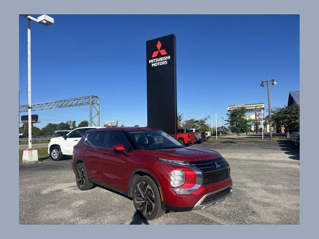 2022 Mitsubishi Outlander SE — photo 1 of 14