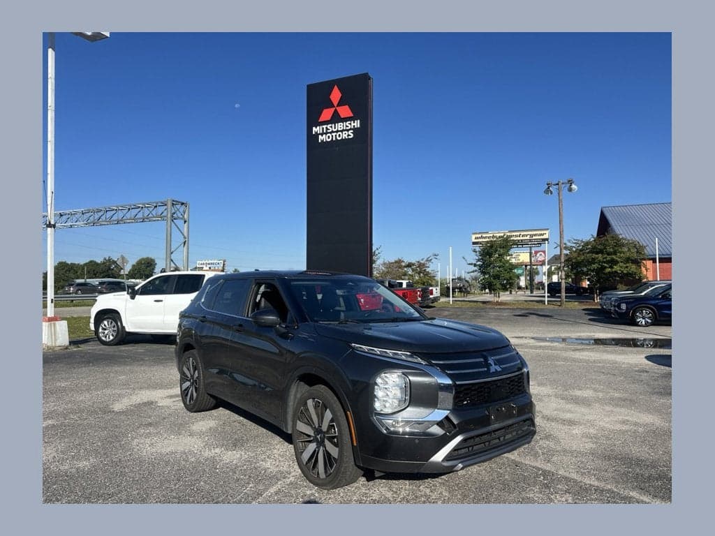 2025 Mitsubishi Outlander SE — photo 1 of 14