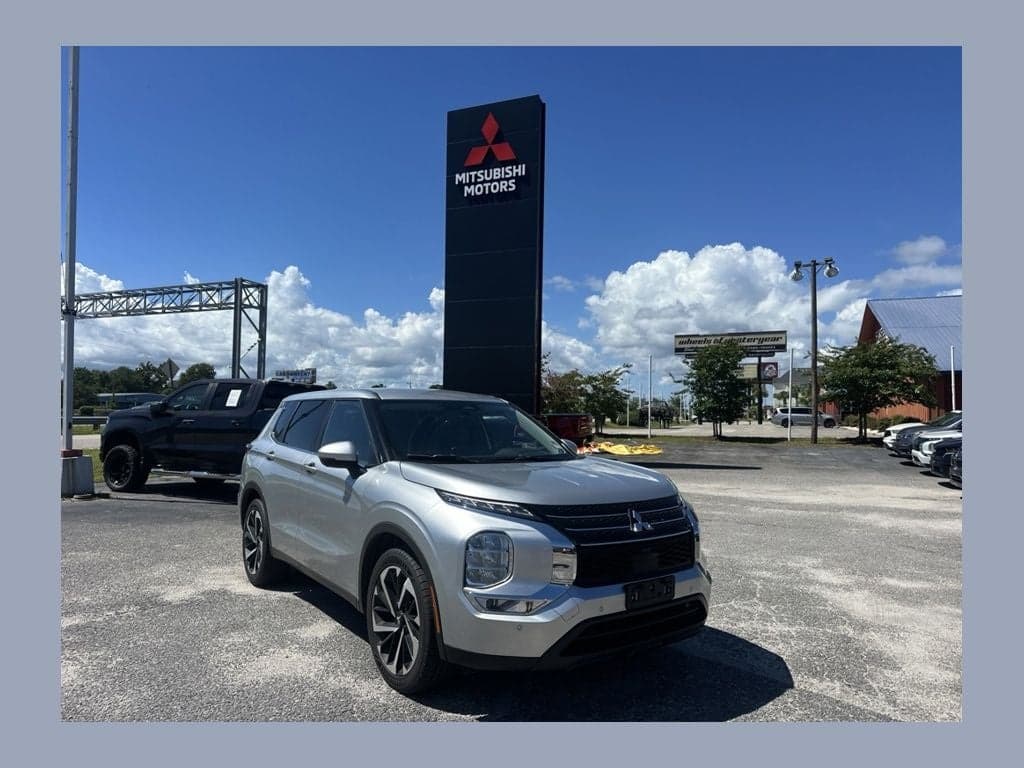 2024 Mitsubishi Outlander SE Black Edition w/Pano Roof — photo 1 of 15