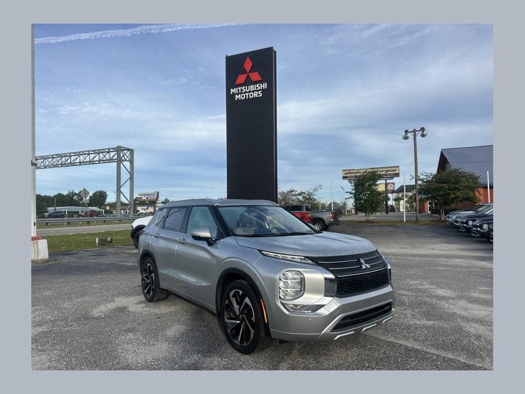 2024 Mitsubishi Outlander SEL — photo 1 of 5