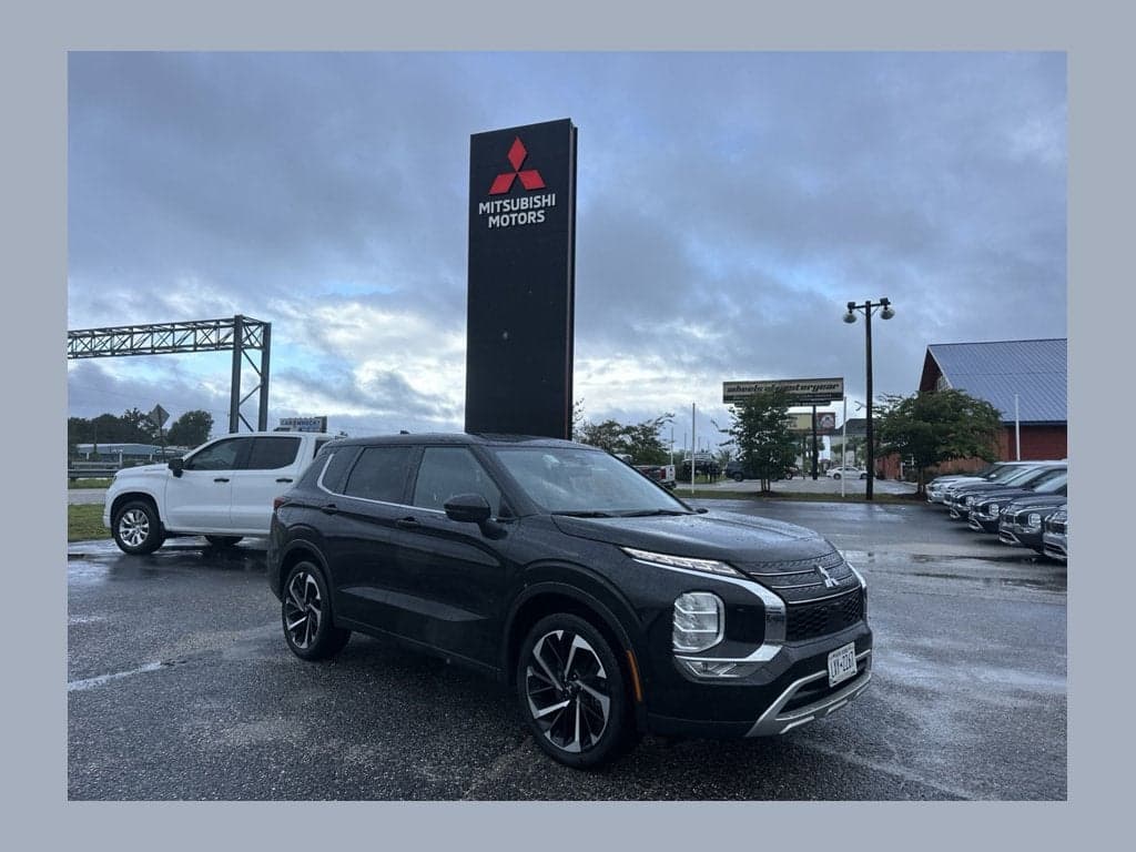 2024 Mitsubishi Outlander SE — photo 1 of 14