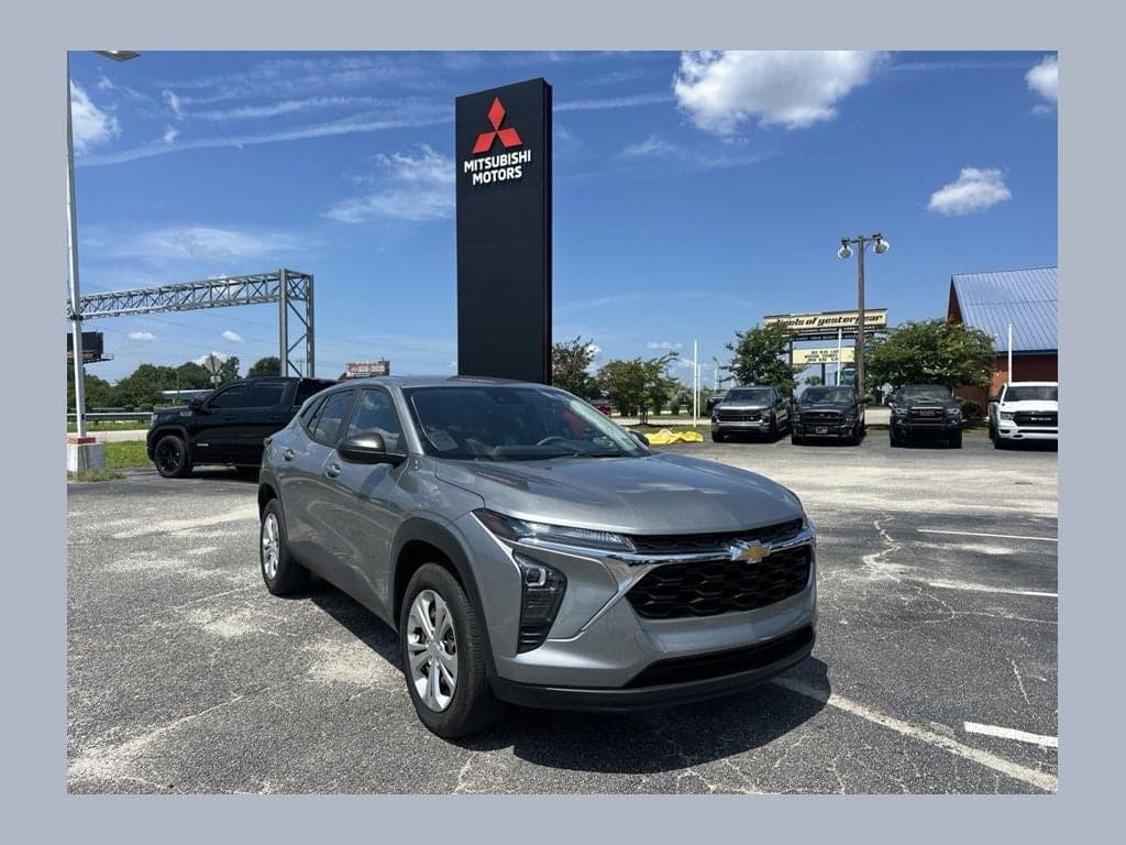 2024 Chevrolet Trax LS — photo 1 of 10