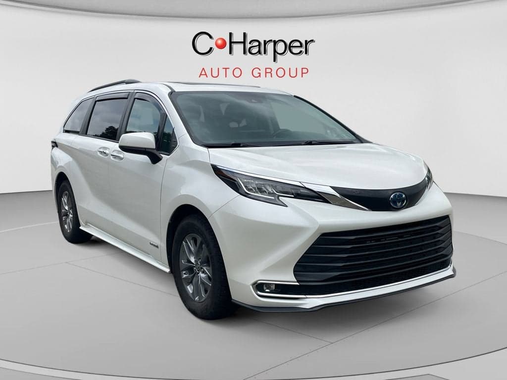 2021 Toyota Sienna XLE — photo 1 of 36