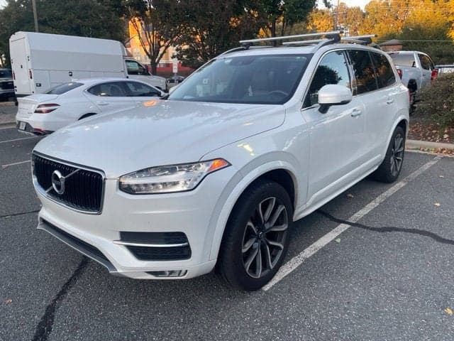 2019 Volvo XC90 Momentum — photo 1 of 5