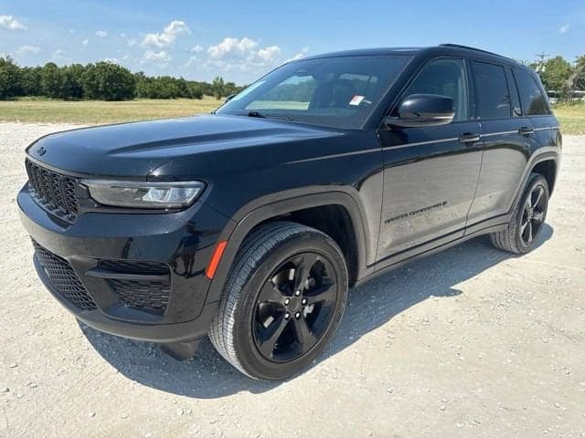 2023 Jeep Grand Cherokee Altitude — photo 1 of 26
