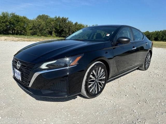 2025 Nissan Altima SV — photo 1 of 17