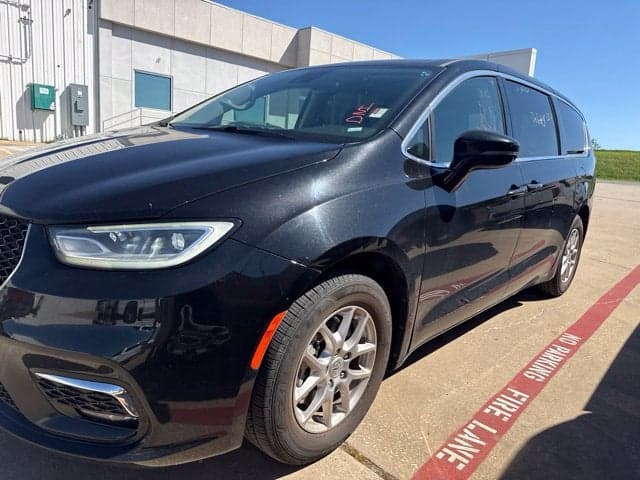 2024 Chrysler Pacifica Touring L — photo 1 of 5