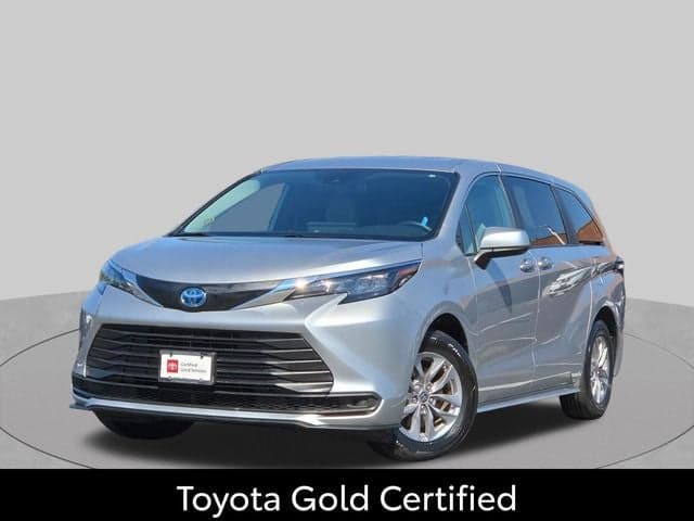 2025 Toyota Sienna LE — photo 1 of 26