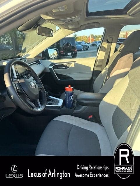 2021 Toyota RAV4 Base — photo 1 of 5