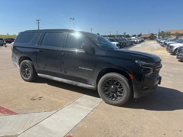 2023 Chevrolet Suburban LT — photo 1 of 14