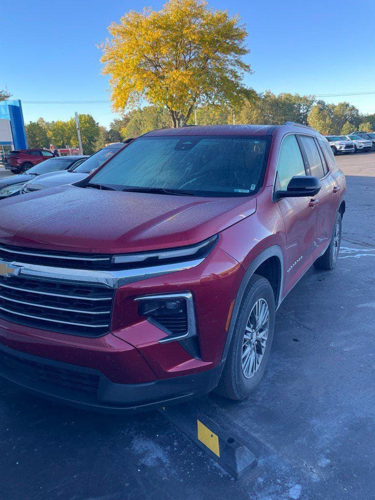 2024 Chevrolet Traverse FWD LT — photo 1 of 5