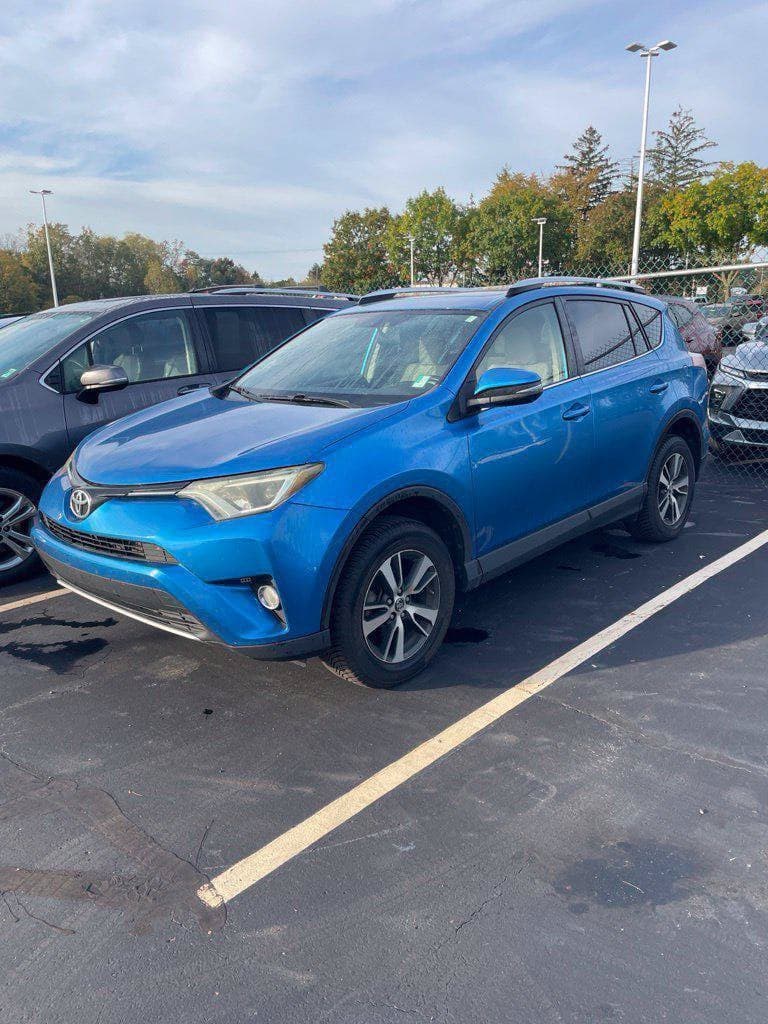 2016 Toyota RAV4 XLE — photo 1 of 4