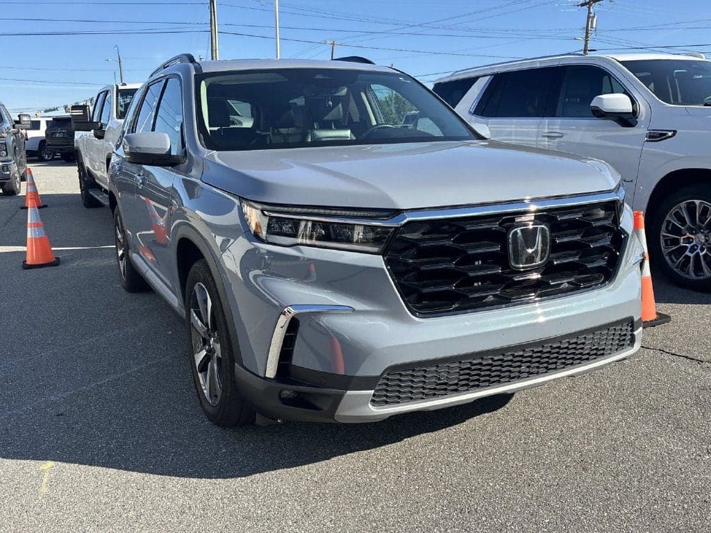 2025 Honda Pilot Touring — photo 1 of 12