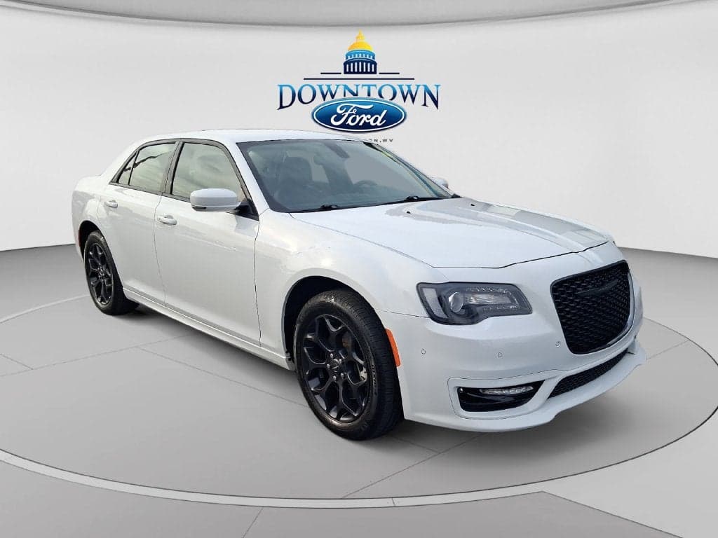 2023 Chrysler 300 Touring — photo 1 of 5