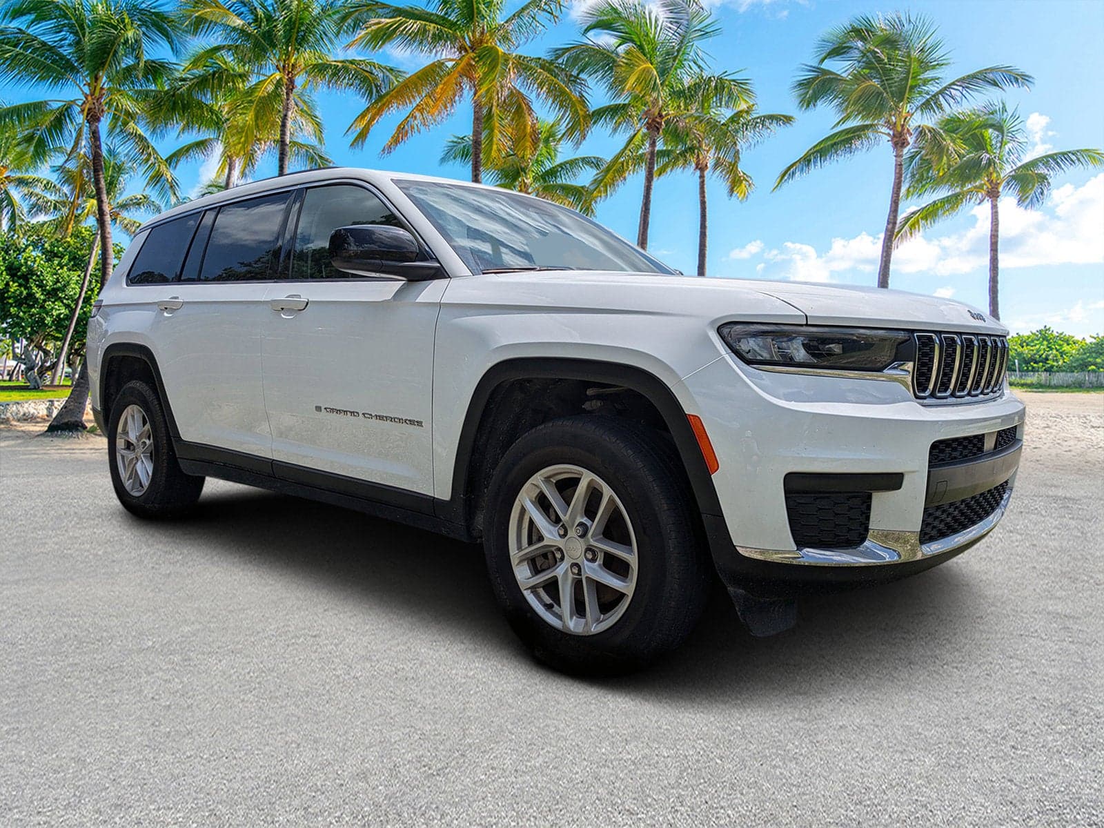 2023 Jeep Grand Cherokee L Laredo — photo 1 of 35