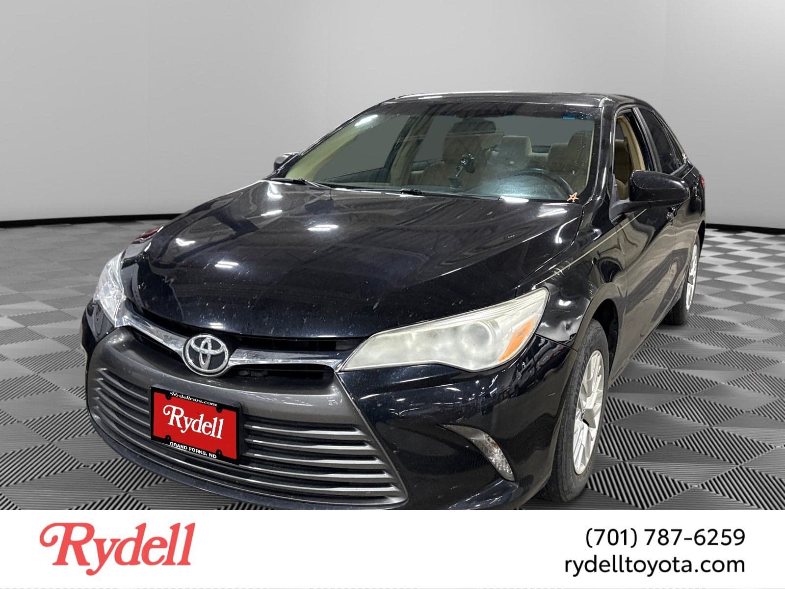 2017 Toyota Camry LE — photo 1 of 6