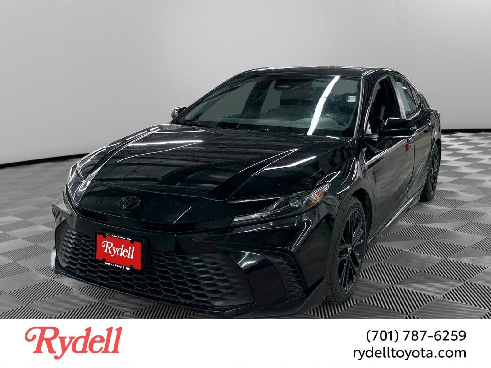 2025 Toyota Camry SE — photo 1 of 5