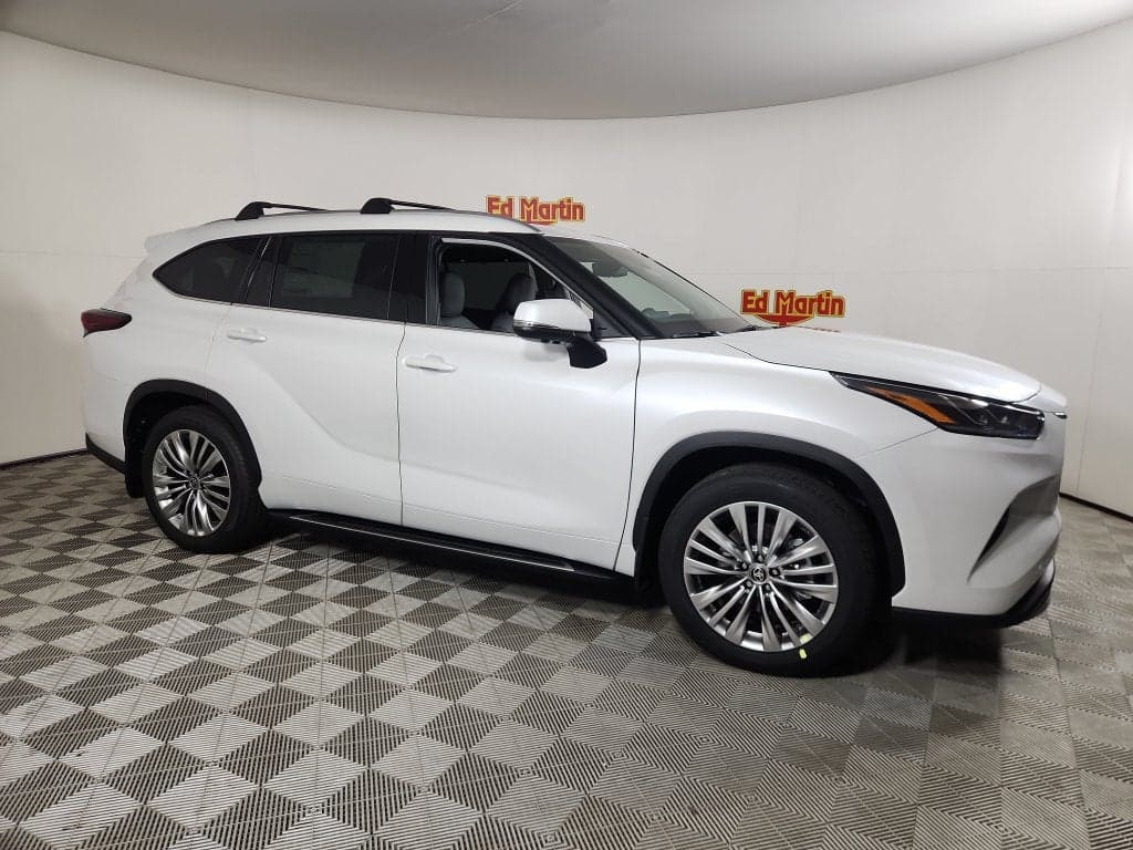 2026 Toyota Highlander Platinum — photo 1 of 5