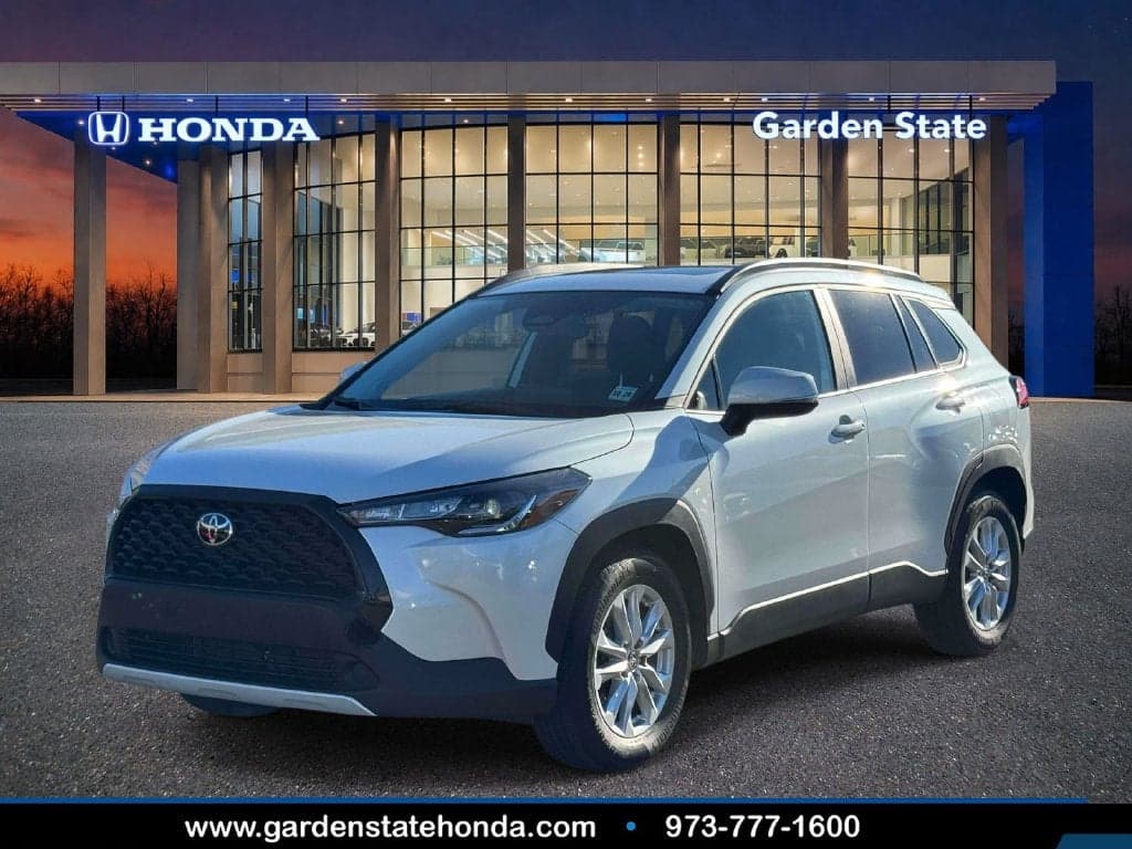 2024 Toyota Corolla Cross LE — photo 1 of 5