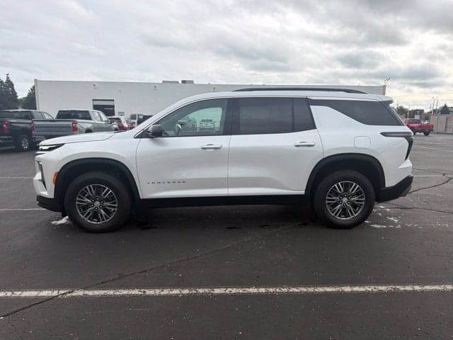 2024 Chevrolet Traverse FWD LT — photo 1 of 5