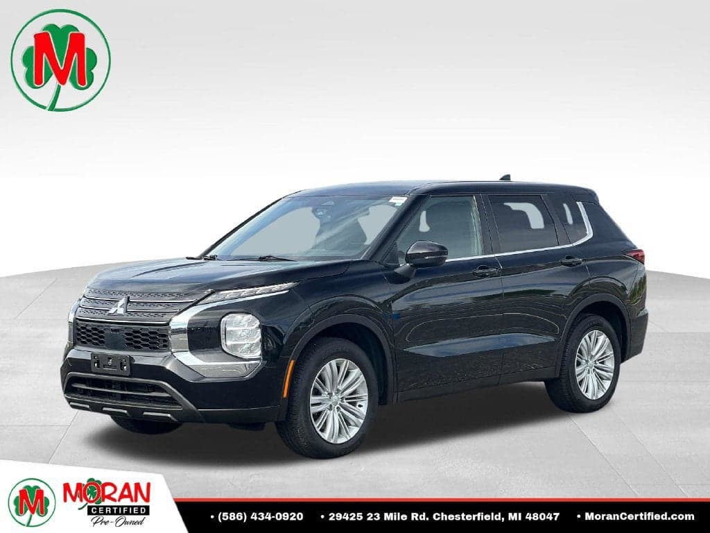 2022 Mitsubishi Outlander ES — photo 1 of 5