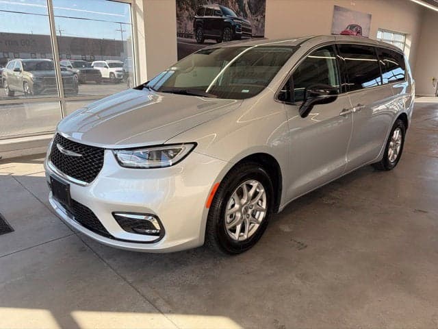 2024 Chrysler Pacifica Touring L — photo 1 of 5