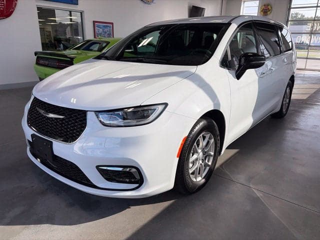 2026 Chrysler Pacifica Select — photo 1 of 5