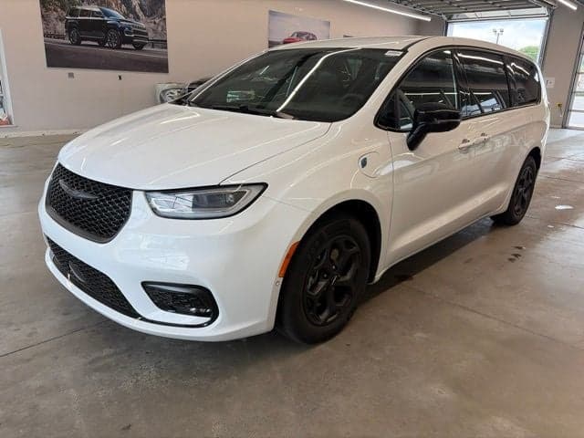 2024 Chrysler Pacifica Base — photo 1 of 5