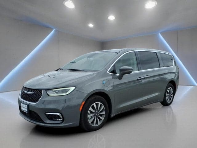 2022 Chrysler Pacifica Hybrid Touring L — photo 1 of 5
