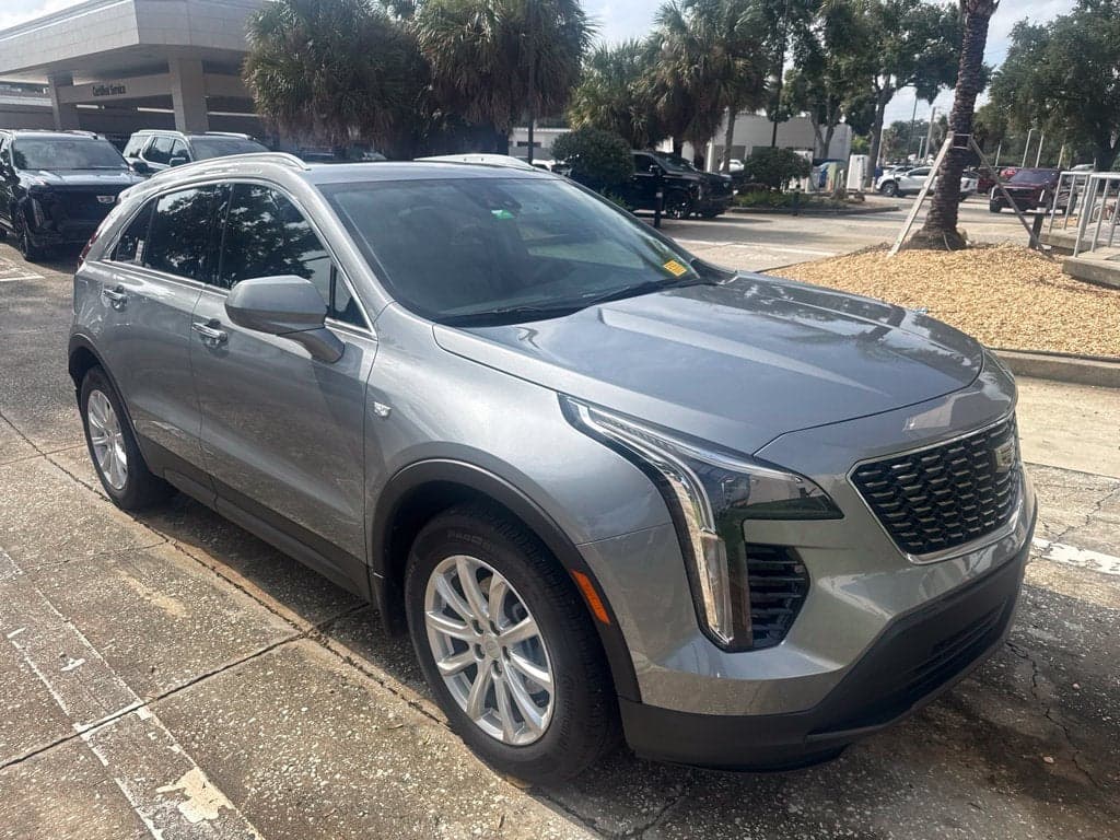 2023 Cadillac XT4 FWD Luxury — photo 1 of 5
