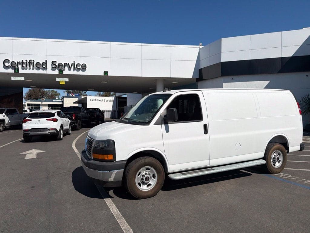 2025 GMC Savana Cargo Van Base — photo 1 of 5