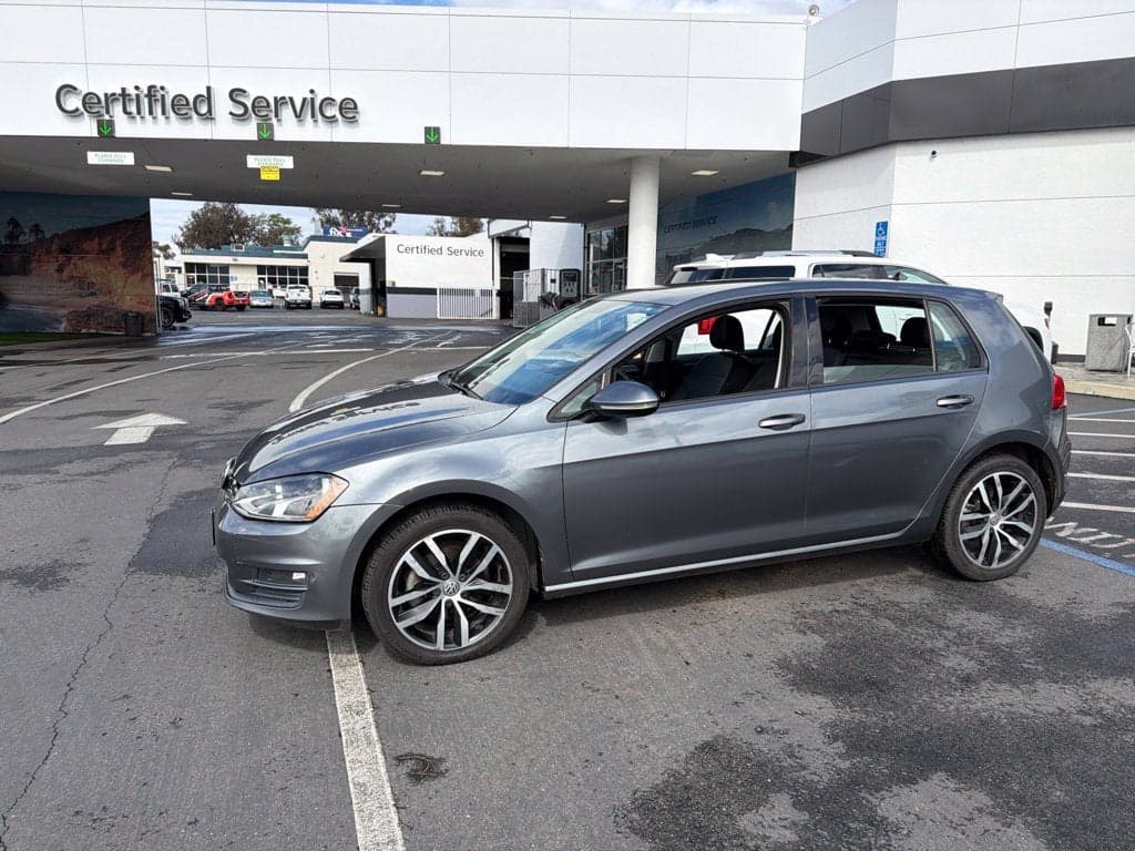2015 Volkswagen Golf TSI S — photo 1 of 5