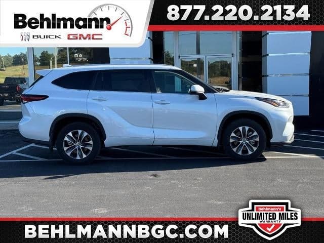 2025 Toyota Highlander LE — photo 1 of 26