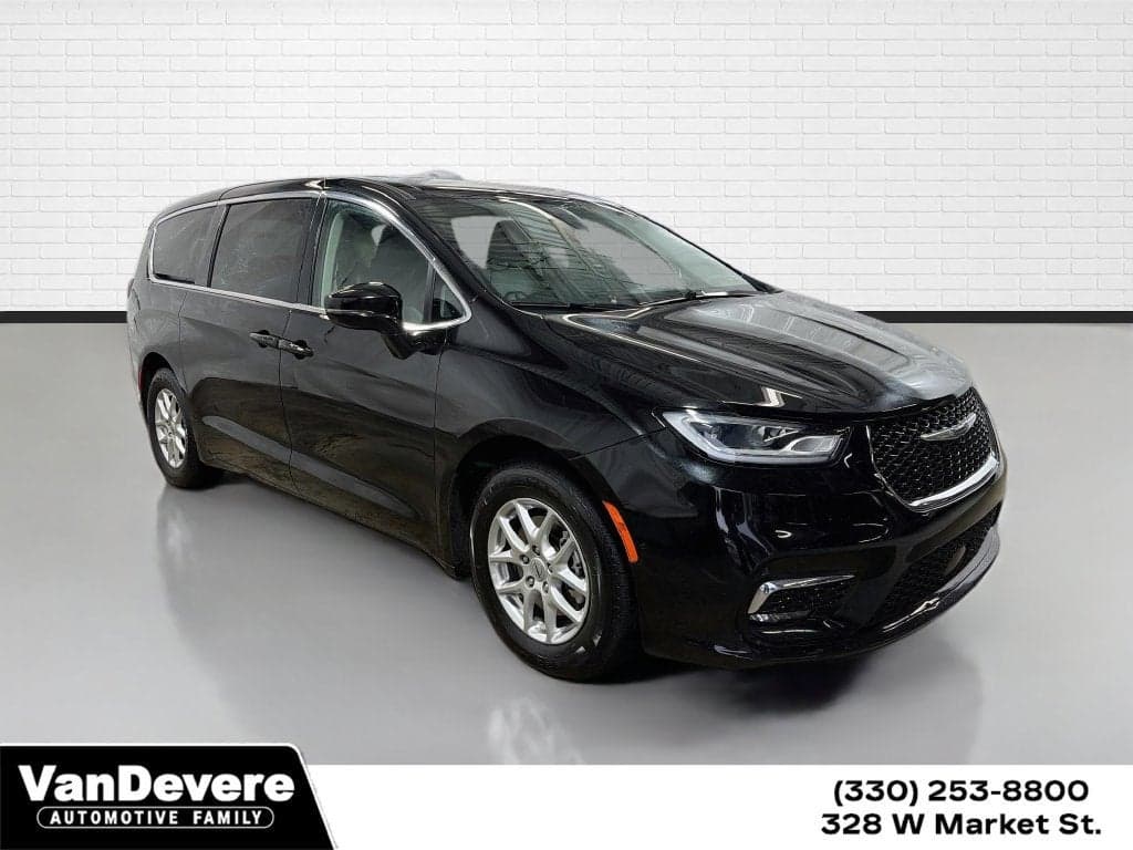 2024 Chrysler Pacifica Touring L — photo 1 of 5